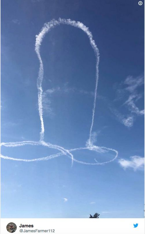 Пилоти нарисуваха с кондензия гигантски пенис в небето, долу скандализирани (ВИДЕО)