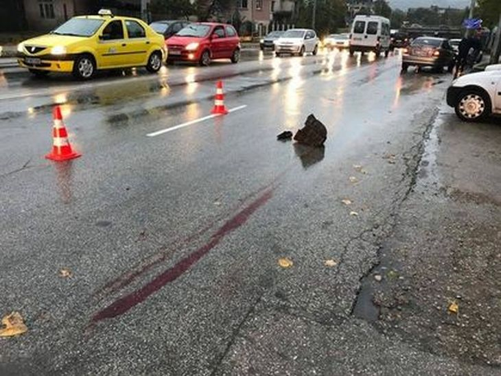 Първо в БЛИЦ! Кошмарен инцидент в Граф Игнатиево, на пътя останаха само локви кръв и счупен чадър!