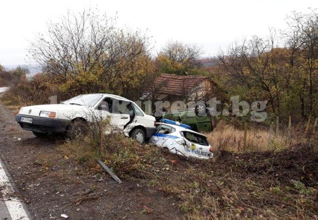 Зрелищна катастрофа остави Враца с патрулка по-малко (СНИМКИ)