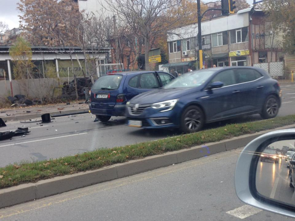 Нова зверска катастрофа в София! Свидетел: Двама души лежат на пътя... (СНИМКИ)