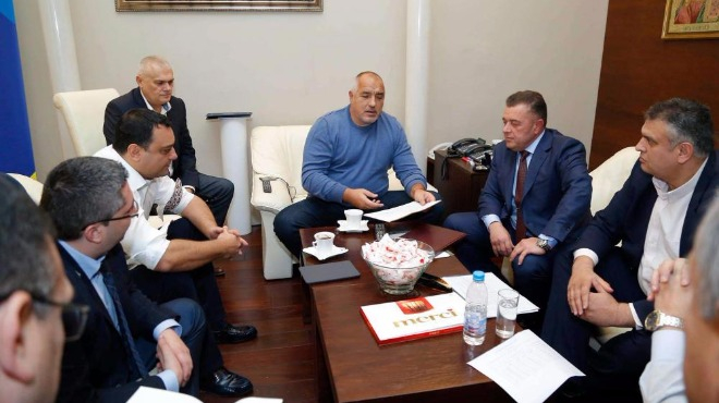 Бойко Борисов подслади заседанието в МС с шоколадови бонбони (СНИМКИ)