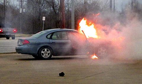 Какво нещо е злобата! Жена подпали собствената си кола от яд (СНИМКА)