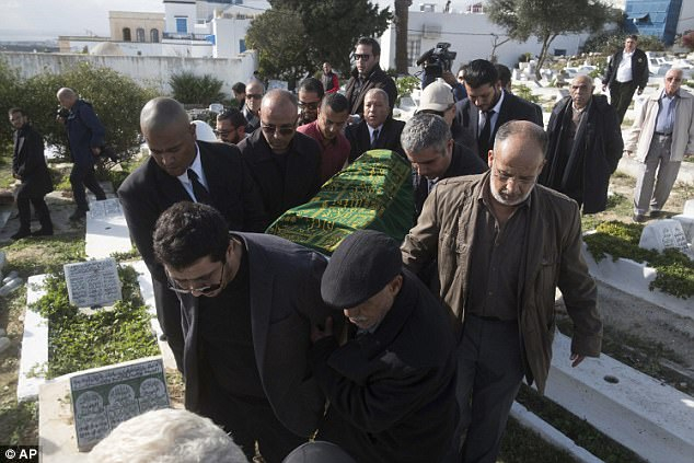 Скръб! Наоми Кембъл избухва в сълзи на погребението на великия моден дизайнер Азедин Алая (СНИМКИ)