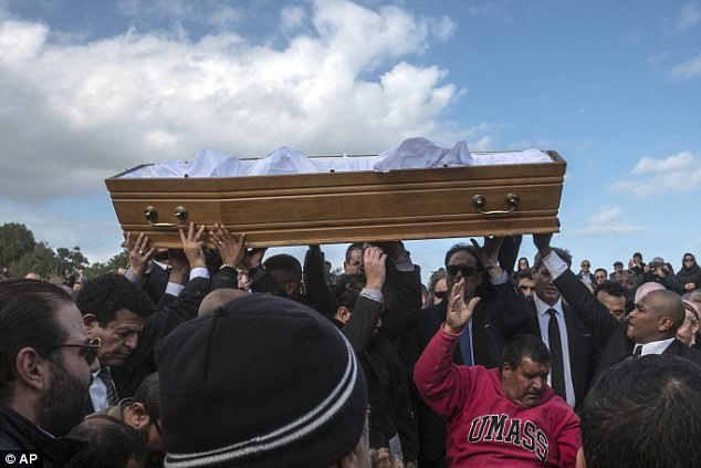 Скръб! Наоми Кембъл избухва в сълзи на погребението на великия моден дизайнер Азедин Алая (СНИМКИ)