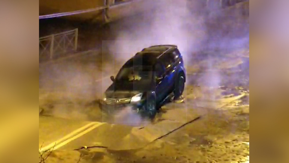 Уникална гледка: Автомобил пропадна под асфалта в Русия (ВИДЕО)