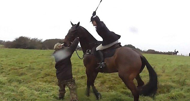 Брутално: Злобна жокейка преби с нагайка мъж, без да слезе от коня (СНИМКИ/ВИДЕО 18+)