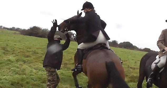 Брутално: Злобна жокейка преби с нагайка мъж, без да слезе от коня (СНИМКИ/ВИДЕО 18+)