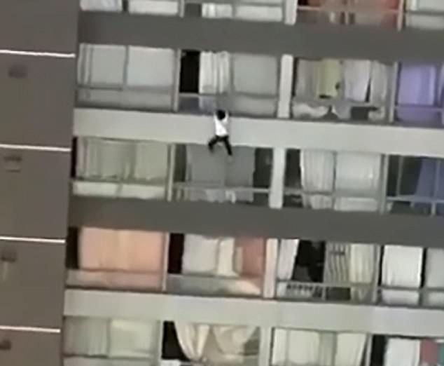 Жена увисна от 9-ия етаж, но този мъж реши да зареже бездушното снимане на драмата с телефон и да стори нещо удивително, вижте какво се случи (ВИДЕО) 