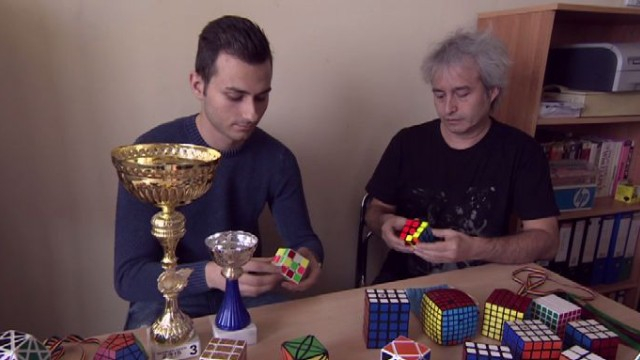Този българин прави фурор кубчето на Рубик в ръце (СНИМКА)