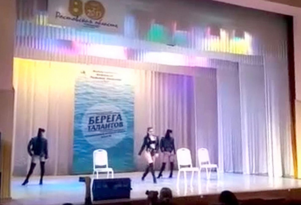 Полуголи девойки изпълниха еротичен танц на детски конкурс (СНИМКИ/ВИДЕО 18+)
