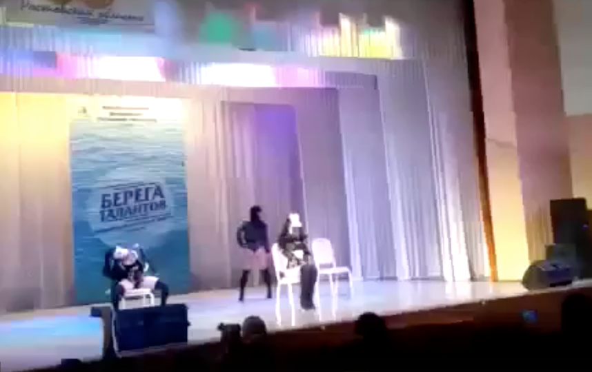 Полуголи девойки изпълниха еротичен танц на детски конкурс (СНИМКИ/ВИДЕО 18+)