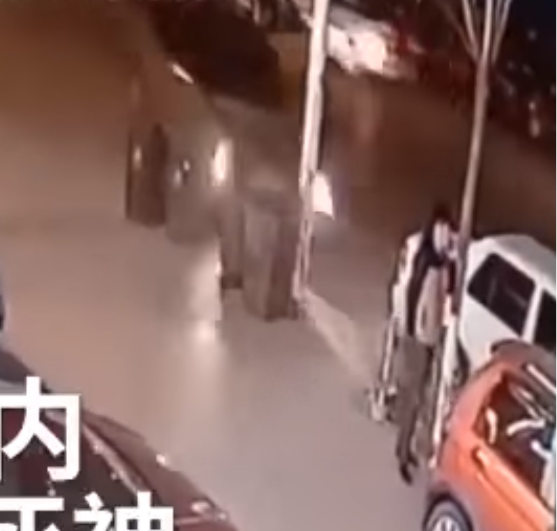 Китаец избегна смъртта два пъти за десет секунди (ВИДЕО)