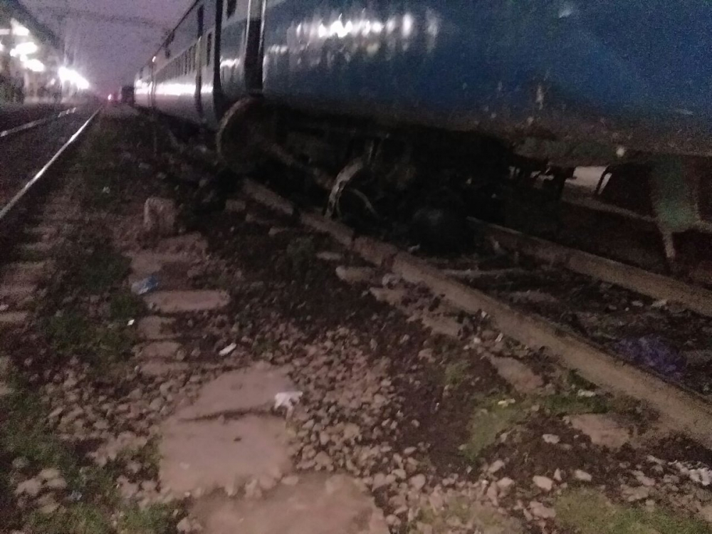 Влак дерайлира в Индия, трима загинали и 13 ранени