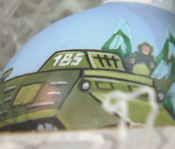 В Москва пуснаха коледни играчки, изрисувани с... танкове и изтребители (ВИДЕО)