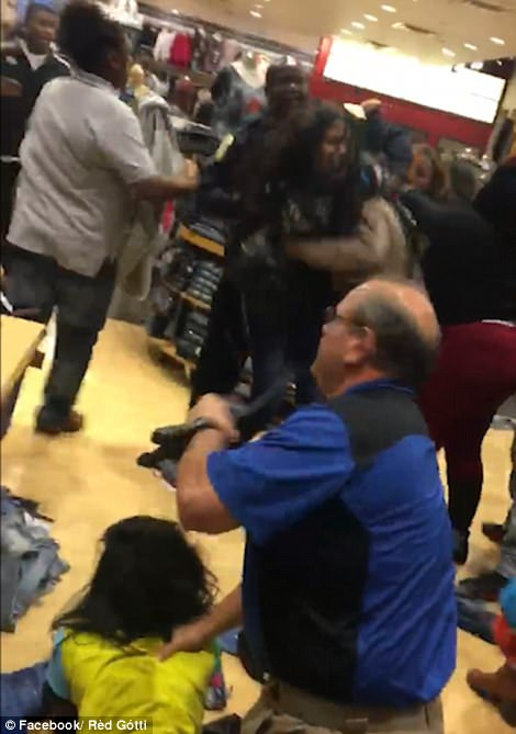 Застреляха мъж пред мол в САЩ в навечерието на "Черен петък"! Страховито ВИДЕО 18+