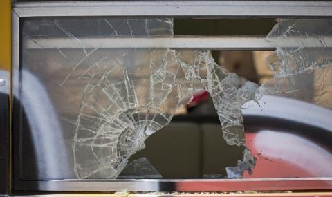 Екшън във Варна: Тийнейджърка вилня в автобус след спор с контрола, с ритник счупи вратата на колата (ВИДЕО)
