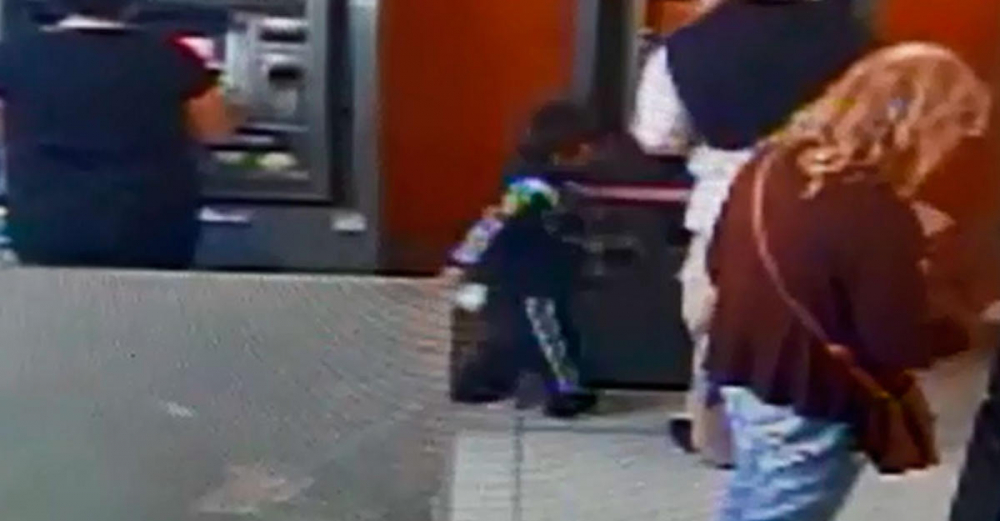 Дете на 4 годинки опита да ограби банкомат (ВИДЕО)