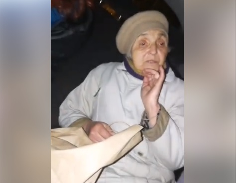 На ЖИВО! Цял Фейсбук се събира да помогне на баба Дора в София, стои три дни на студа, изгонена от дома си 