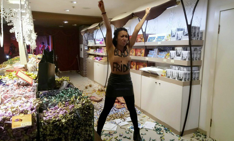 Топлес чернокожа от Фемен разби магазин на Порошенко (СНИМКИ)