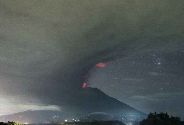 На остров Бали е страшно! Вулканът Агунг изригна и адът слезе на земята (СНИМКИ/ВИДЕО)