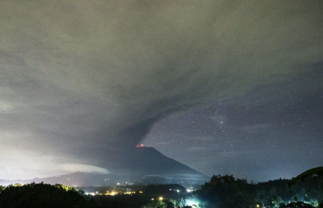 На остров Бали е страшно! Вулканът Агунг изригна и адът слезе на земята (СНИМКИ/ВИДЕО)
