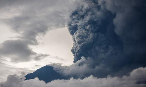 Спряха полетите заради вулкана на остров Бали! 2000 туристи са блокирани, сред тях има и много българи (ВИДЕО/СНИМКИ)
