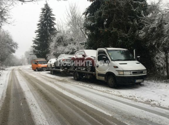 Снежен капан хвана автомобили на "Петрохан" (СНИМКИ)