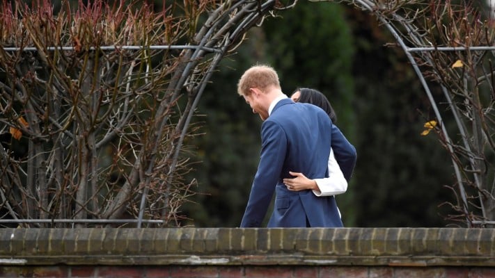 Часове след извънредната новина от Бъкингамския дворец щастливката Меган показа нещо прелюбопитно, а принц Хари загатна, че... (СНИМКИ/ВИДЕО)