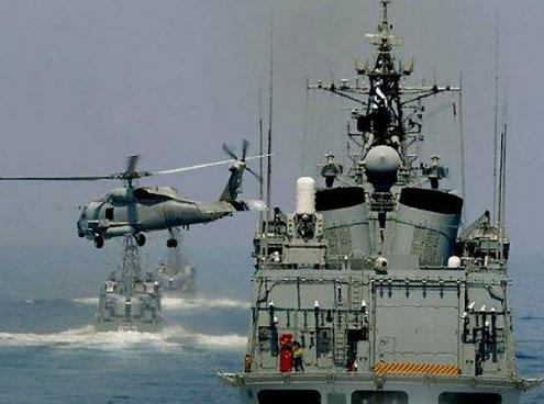Шокиращо ВИДЕО от Егейско море! Снайперист от хеликоптер цели наркотрафиканти, спретнали пукотевица и гонка с гръцката брегова охрана