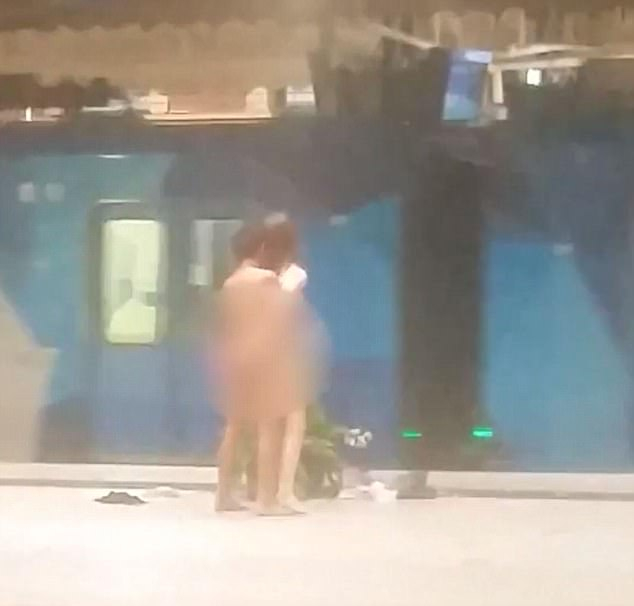 Шокиращ момент! Двама мъже правиха секс на гара в Мелбърн (ВИДЕО 18+)