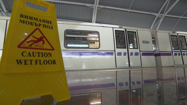 Извънредна ситуация в метрото спря влаковете до летището