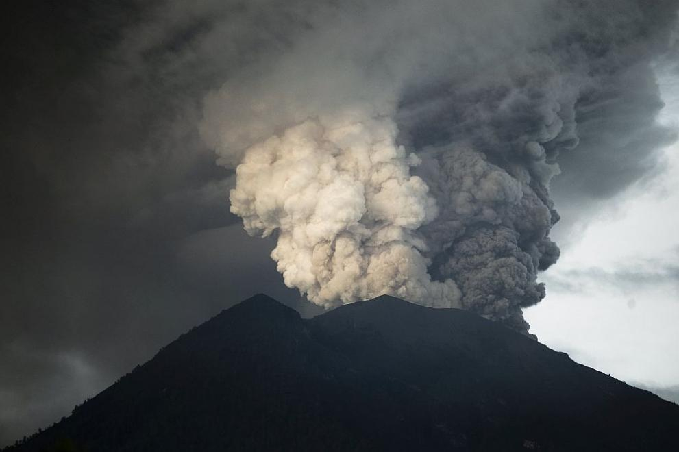 Изключително мощна експлозия на вулкан стресна Италия ВИДЕО