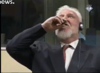 Извънредно от Хага! Босненски лидер чу присъдата си и погълна чаша с отрова пред съдиите (ВИДЕО)