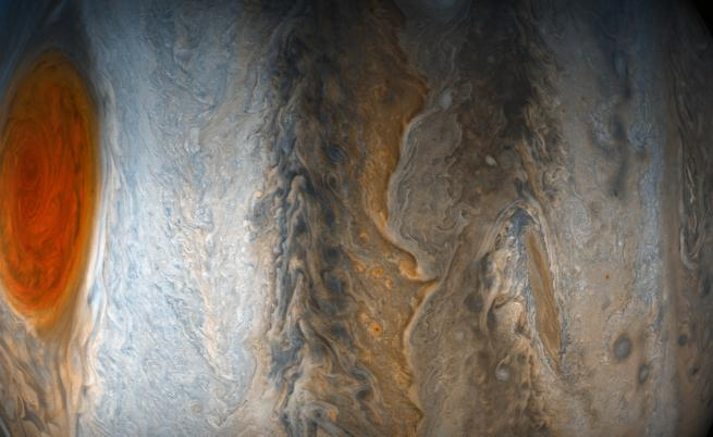 Сондата Juno направи УНИКАЛНИ СНИМКИ на Юпитер   
