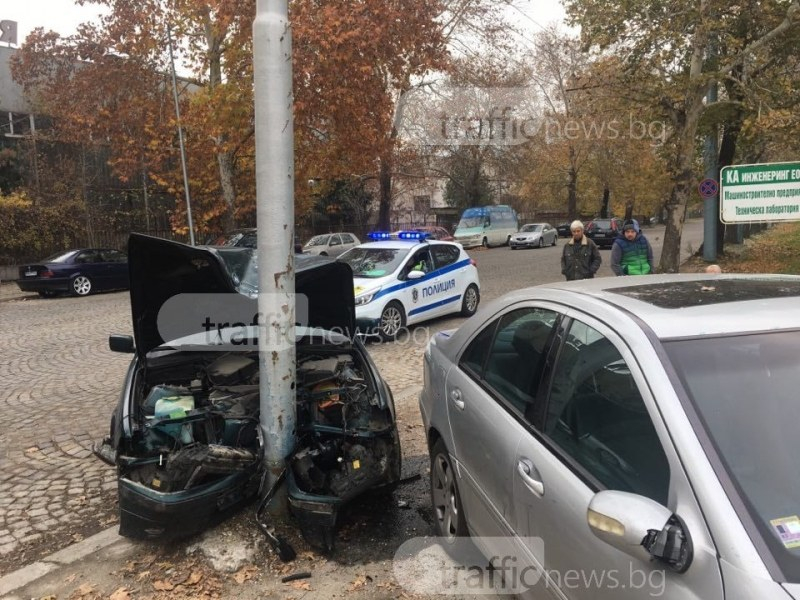 Меле в Пловдив! Един е в болница след удар между БМВ и мерцедес (СНИМКИ/ВИДЕО)