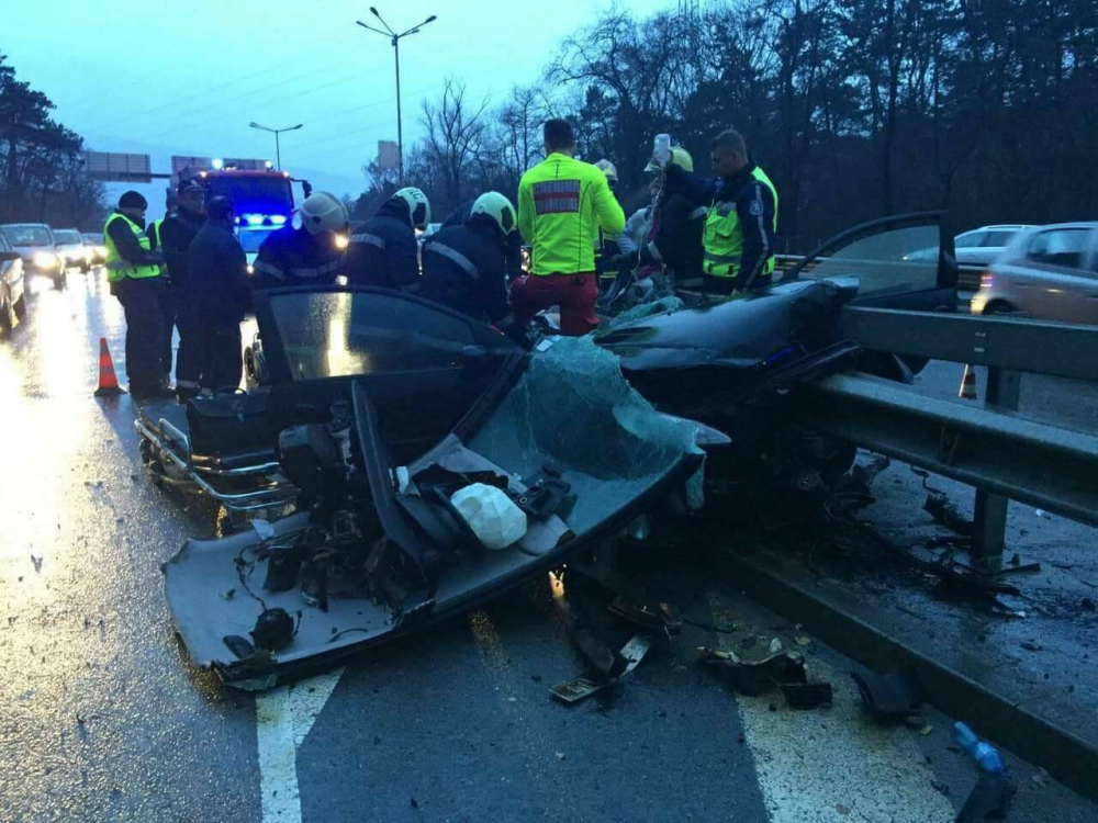 Извънредно и само в БЛИЦ! Нови потресаващи СНИМКИ от жестоката катастрофа с нанизана на мантинела кола в София