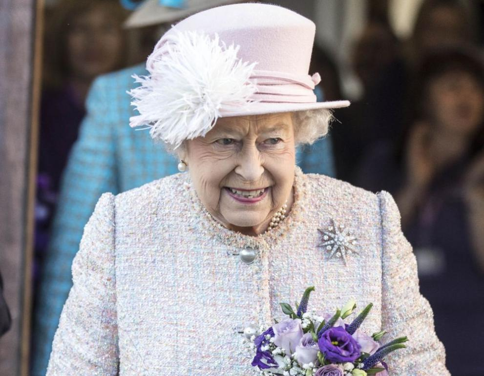 Кралица Елизабет II получи цветя от най-големия си четирикрак фен (СНИМКИ)