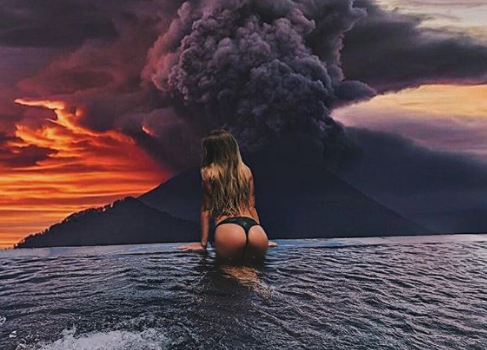 Цял свят трепери от бушуващия вулкан в Бали, а рускините си правят секси СНИМКИ точно там!