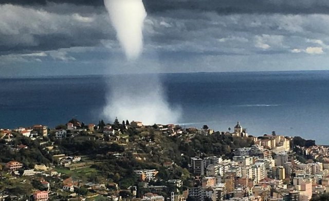 Невиждана гледка - водно торнадо се изви над Сан Ремо (ВИДЕО)