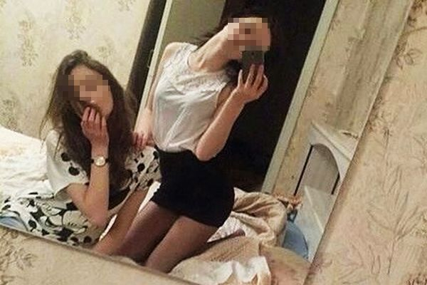 Две 13-годишни татарки започнаха да правят секс директно в ефир, подмамени от извратеняк