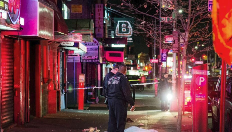 Шофьор оплиска с кръв улица пред нощен бар в Ню Йорк, гази хора наред, има загинал (СНИМКИ) 
