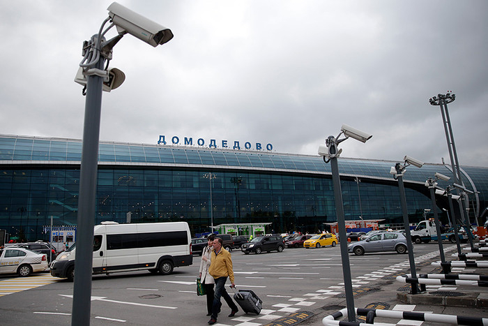 Паника на московско летище, пътник заплаши да взриви бомба (ВИДЕО)