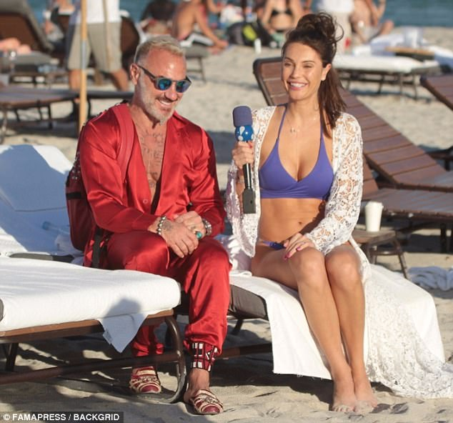 "Танцуващият милионер" Джанлука е затънал в дългове, но го спипаха как купонясва на плажа със зашеметяваща красавица (СНИМКИ)