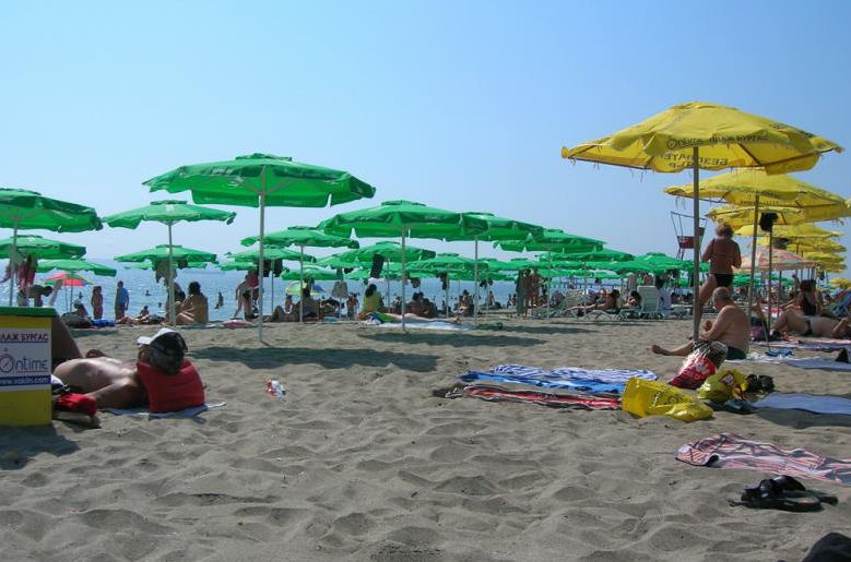 Пак далавера: Фирма искала 1 стотинка за чадър на плаж Бургас-Север, но шалтета и масите излизат солено