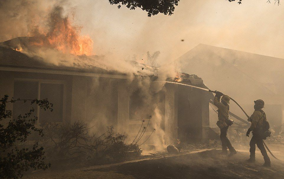 Масова евакуация в Калифорния заради огнен ад