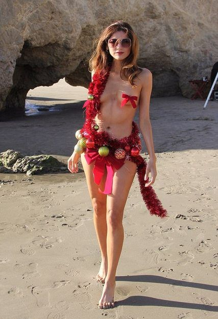 Знойна моделка се разходи гола по плажа като се преструваше, че е елха (СНИМКИ 18+)