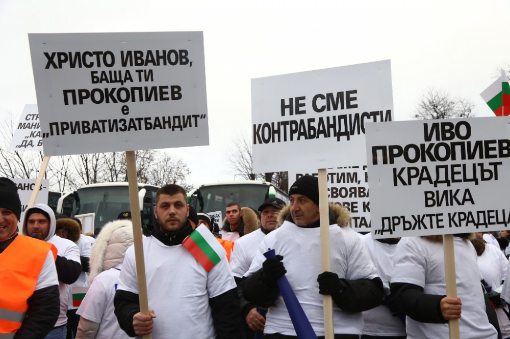 Първо в БЛИЦ! Служители на „Булгартабак - Холдинг“ изригнаха гневни на протест: „Иво Прокопиев – крадецът вика „Дръжте крадеца“ (СНИМКИ) 