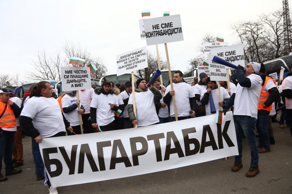 Първо в БЛИЦ! Служители на „Булгартабак - Холдинг“ изригнаха гневни на протест: „Иво Прокопиев – крадецът вика „Дръжте крадеца“ (СНИМКИ) 