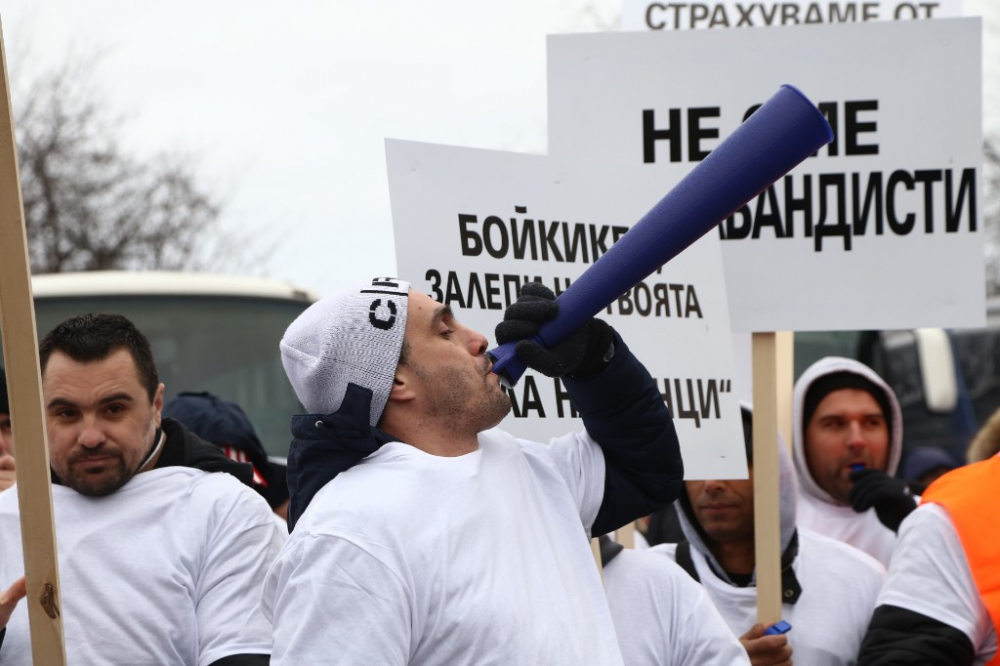 Първо в БЛИЦ! Служители на „Булгартабак - Холдинг“ изригнаха гневни на протест: „Иво Прокопиев – крадецът вика „Дръжте крадеца“ (СНИМКИ) 