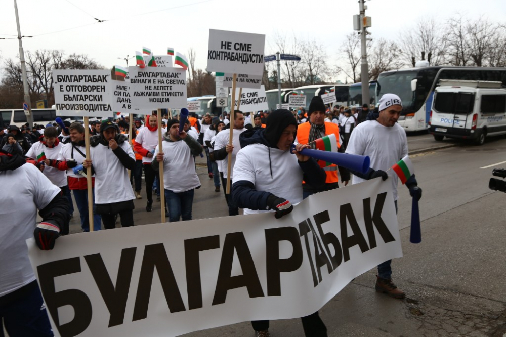 Първо в БЛИЦ! Служители на „Булгартабак - Холдинг“ изригнаха гневни на протест: „Иво Прокопиев – крадецът вика „Дръжте крадеца“ (СНИМКИ) 